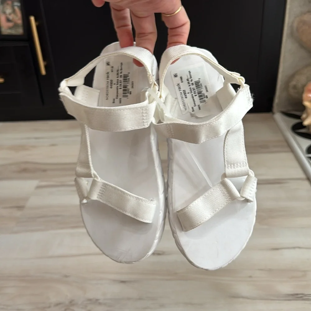 DV by Dolce Vita Zaidey Sandal in White